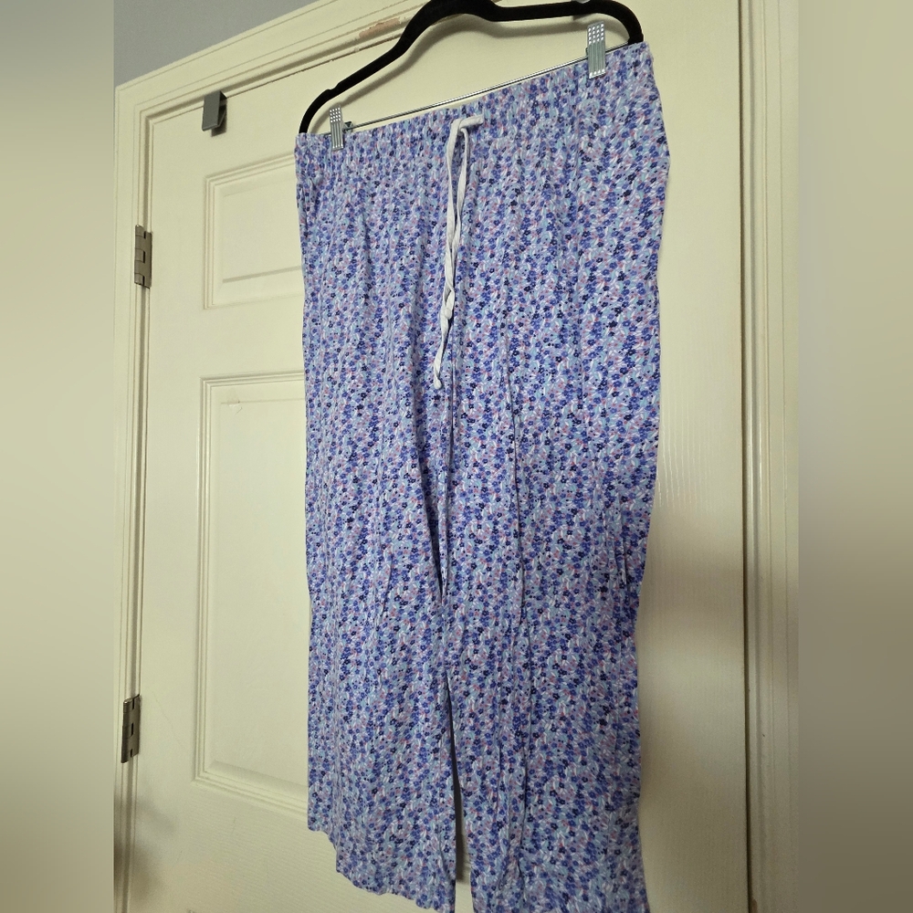 Jane and Bleecker Ladies Pull on Capri pajama pants Purple Ditzy Floral Size L
